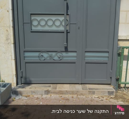 שער מתכת אפור עם עיטורים גיאומטריים